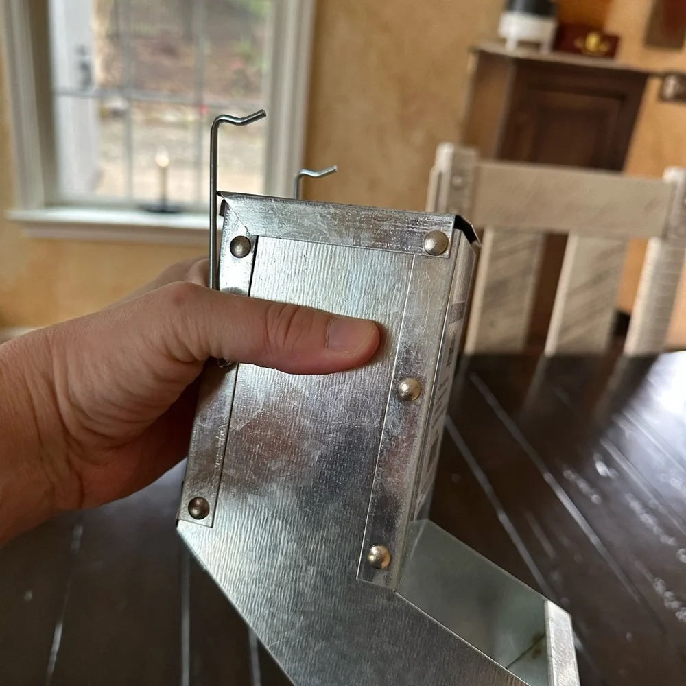 Small animal hanging feeder